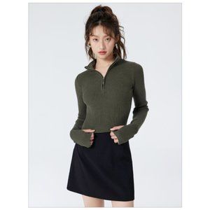 Olive Green Solid Zipper Up Knitted Crop Top Sweater